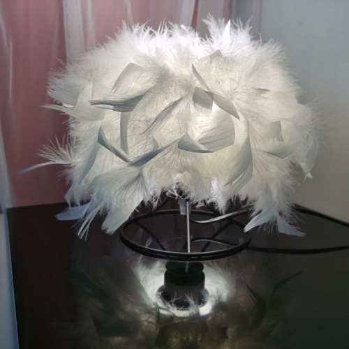 Lámpara de mesa de plumas color blanco de 13*22CM SDD1210