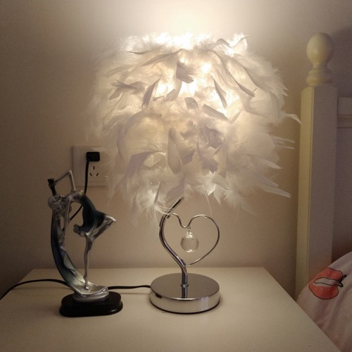 Lámpara de plumas color blanco de mesa con ala de corazón y tallo plateado 23*39CM SDD1213